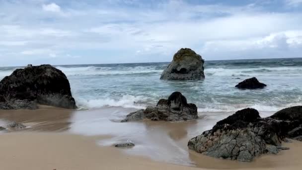 Uma Paisagem Costeira Calma Ondas Batendo Longo Costa Rochosa — Vídeo de Stock