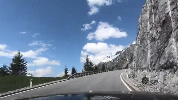 Avusturya Tirol Bir Arabayla Bir Dağ Yoluna Tırmanmak — Stok video