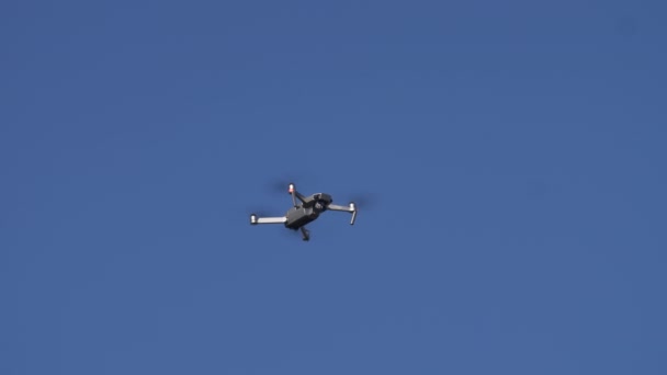 Портативный Квадрокоптер Управляемый Любителем Ролике Дрон Поднимается Воздух Улетает — стоковое видео