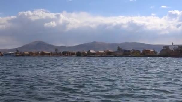 Ταξιδεύοντας Πλοίο Από Puno Στα Νησιά Uros Στη Λίμνη Τιτικάκα — Αρχείο Βίντεο