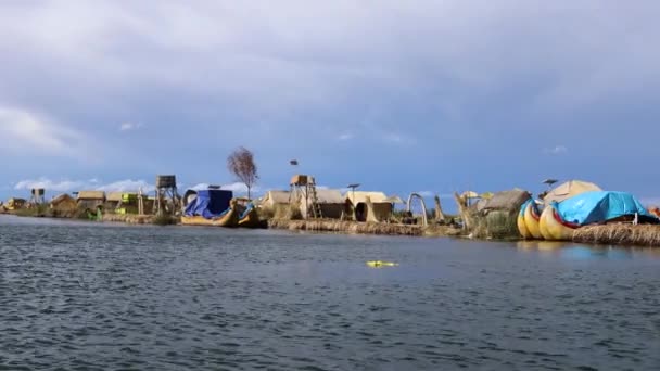 南美洲普诺的一艘船上对Titicaca湖上的Uros岛的印象 — 图库视频影像