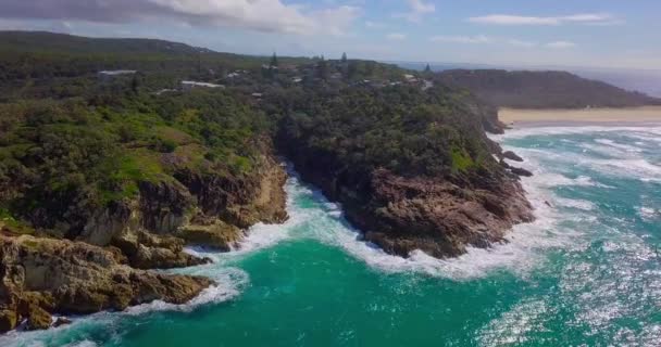 ターコイズブルーの水と植生と岩の崖 オーストラリアのストラドブルーク島 — ストック動画