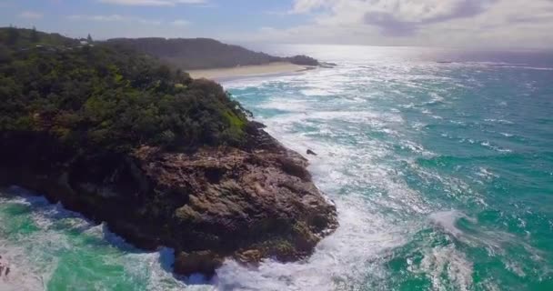 Aerea Sorvolando Scogliere Rocciose Costiere Con Acqua Turchese Blu Vegetazione — Video Stock