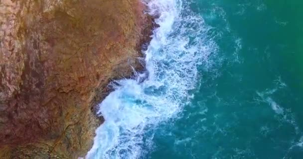 Colpo Aereo Onda Che Colpisce Una Scogliera Con Acqua Turchese — Video Stock