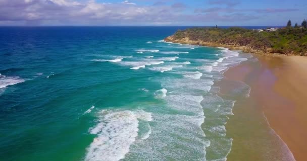 ターコイズブルーの水と水しぶきのある野生の砂浜を空飛ぶ オーストラリアのストラドブルーク島 — ストック動画