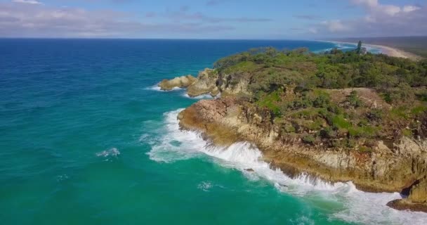 ターコイズブルーの水 波が飛び散る岩崖の空中ビュー オーストラリアのストラドブルーク島 — ストック動画