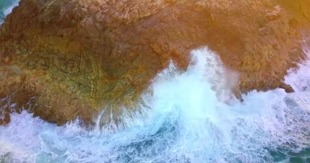 Inclinando Colpo Aereo Onde Schiumose Che Colpiscono Una Scogliera Tramonto — Video Stock