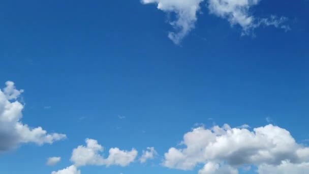 Time Lapse White Fluffy Cumulus Σύννεφα Που Σχηματίζουν Αντίθεση Ένα — Αρχείο Βίντεο