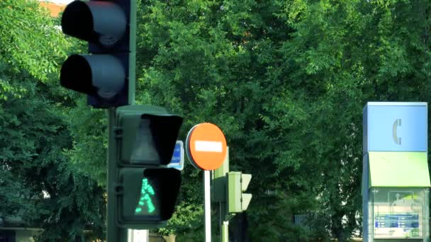 Una Figura Hombre Caminante Verde Girando Figura Hombre Rojo — Vídeo de stock