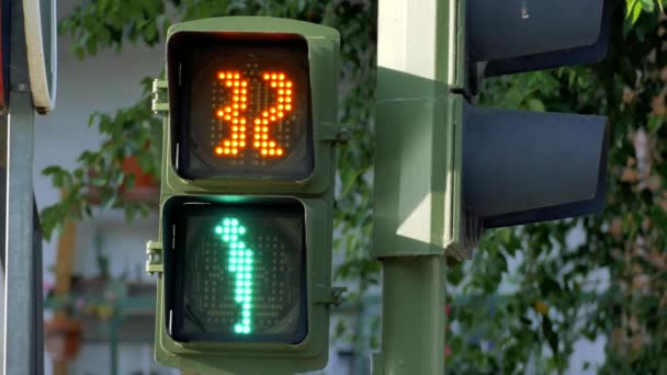 Een Rode Figuur Van Een Verkeerslichten Draaien Groene Figuur Begint — Stockvideo