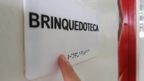 Close Tiro Homem Cego Mão Lendo Português Braille Texto — Vídeo de Stock