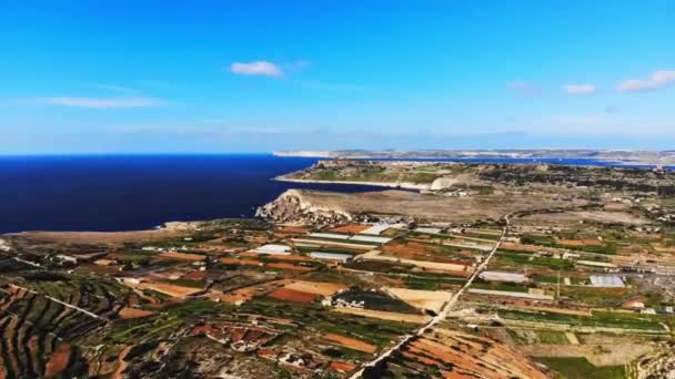 来自马耳他Mellieha地区的俯冲无人机视频 向北飞去 2019 — 图库视频影像
