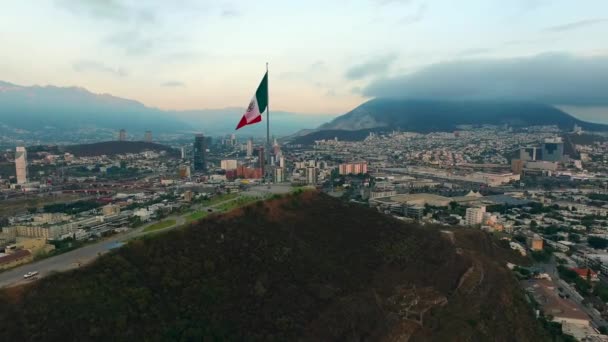 Снимок Мексиканского Флага Холме Обиспадо Монтеррее Мексика — стоковое видео