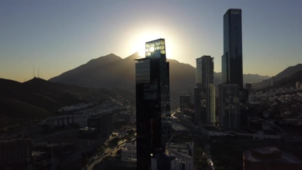 在圣佩德罗天际线的塞拉西拉广场上 空中飞机制造的无人机拍摄了朝阳的拉回镜头 新莱昂 — 图库视频影像