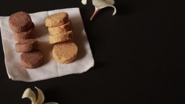 Bisküviler Zencefilli Ekmekler Bir Fırının Konveyör Bandında — Stok video