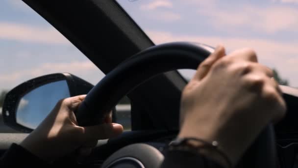 驾驶汽车时的紧张的手 车轮的特写和女人的手 — 图库视频影像