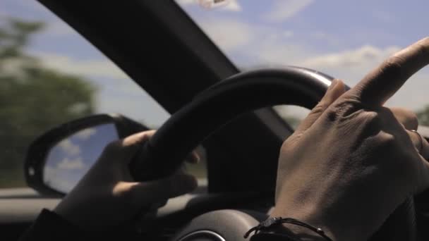 Fecho Mulher Mãos Volante Durante Condução — Vídeo de Stock