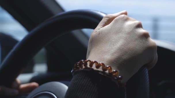 Mujer Conduciendo Coche Primer Plano Sus Manos Volante — Vídeos de Stock