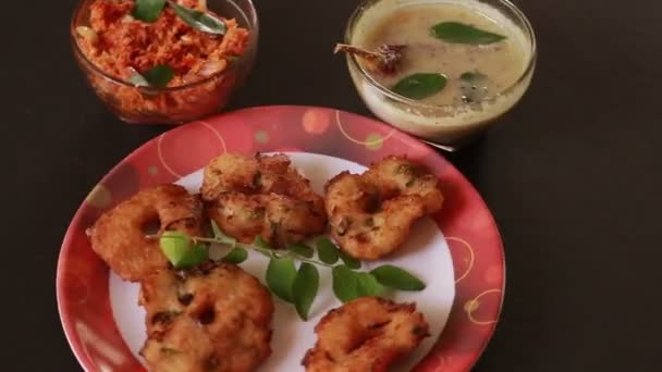 近距离观察Vada或Vadai南印度人的小吃 印度南部的一种美味小吃 来自印度南部的普通街头食品 — 图库视频影像