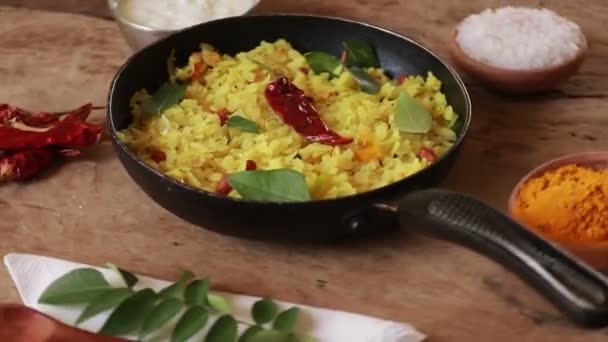 Aloo Kanda Poha Tarri Pohe Com Chana Picante Masala Caril — Vídeo de Stock