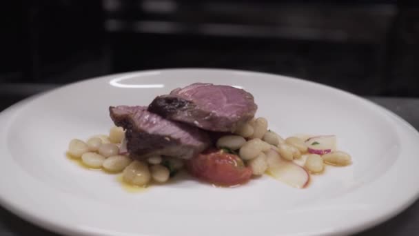 Chef Usando Cuchillo Para Cortar Carne Res Frijoles Con Rábanos — Vídeo de stock