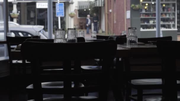 Interiér Restaurace Výhledem Okna Rušnou Ulicí Pozadí — Stock video