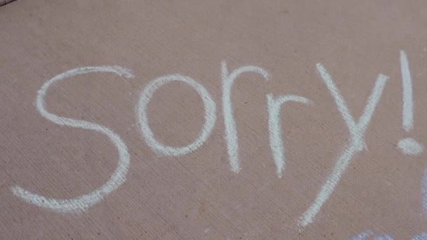 Закрытие Работы Извините Восклицательным Знаком Написанным Мелом Тротуаре — стоковое видео