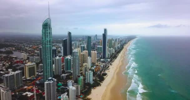 Luftaufnahme Der Stadt Gold Coast Einem Bewölkten Tag — Stockvideo