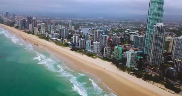 Sinkende Luftaufnahme Von Gold Coast City Apartmenthäusern Strand Einem Bewölkten — Stockvideo