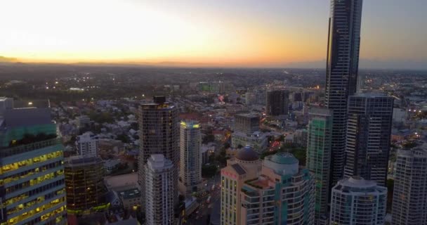 日没時に背の高い建物の後方移動空中ビュー オーストラリアのブリスベン市 — ストック動画