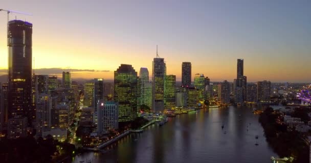 Stijgend Uitzicht Vanuit Lucht Een Stad Brisbane Bij Zonsondergang — Stockvideo