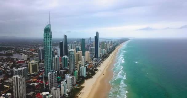 ビーチで超高層ビル街の空中前方移動ビュー オーストラリアのゴールドコースト — ストック動画