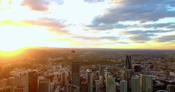 Vista Aérea Helicóptero Volar Sobre Una Ciudad Atardecer Brisbane Australia — Vídeos de Stock