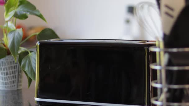 Тост Выпрыгивая Черного Современного Тостера Модной Кухне Реквизитом Глубиной Резкости — стоковое видео