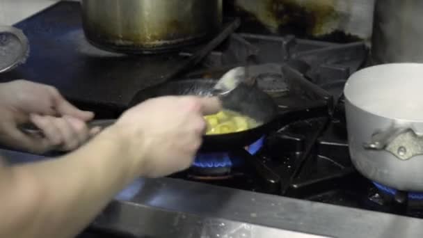 Pastas Agnolotti Frescas Sartén Con Chirivías Patatas Rematadas Con Manteca — Vídeos de Stock
