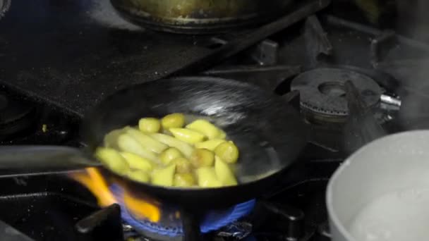 在煎锅里放新鲜的意大利面意大利面和土豆特写镜头 — 图库视频影像
