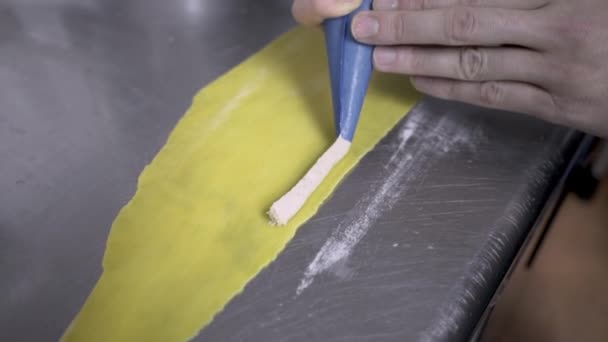 Relleno Pasta Que Canaliza Sobre Una Hoja Masa Laminada — Vídeo de stock