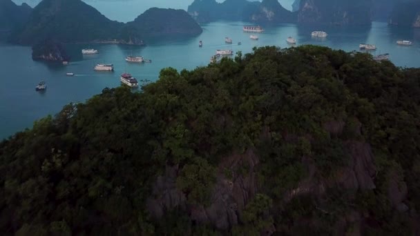 Vzdušný Výstřel Pohybující Nahoru Přes Vysoký Dlouhý Ostrov Útes Odhalit — Stock video
