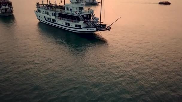 Drohnenschuss Vorwärtsbewegung Über Boote Der Long Bay Vietnam Mit Sonnenuntergang — Stockvideo