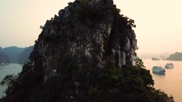 Tiro Aéreo Movendo Para Cima Sobre Alto Longo Penhasco Ilha — Vídeo de Stock