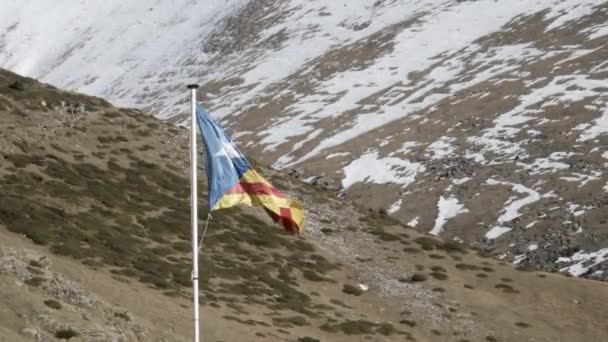 在西班牙的一个雪山顶上 一个4K片断的星空中 加泰罗尼亚独立号的独立旗迎风飘扬 — 图库视频影像
