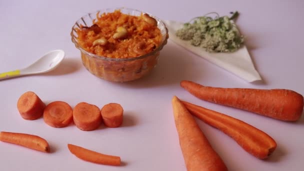 Zanahoria Halwa Popular Dulce Indio Hecho Con Zanahorias Aisladas Blanco — Vídeos de Stock
