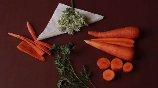 Морковный Овощ Листьями Выделенными Деревянном Фоне — стоковое видео