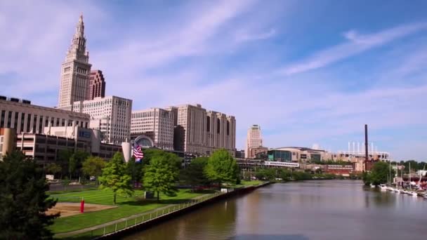 Kilátás Columbus Utcai Híd Flats Cleveland Ohio Mentén Cuyahoga Folyó — Stock videók