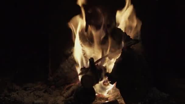 Close Clip Dark Warm Wood Fire Burning Traditional Rural Black — Stock Video