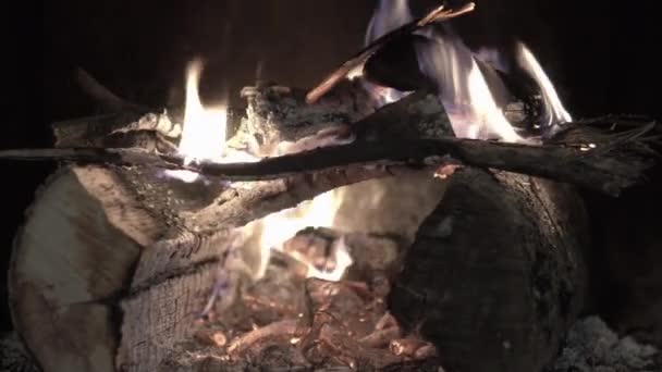 Zblízka Teplého Ohně Hořícího Tradičním Venkovském Černém Krbu Zimním Domě — Stock video