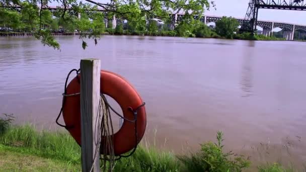 Una Balsa Salvavidas Cuelga Poste Largo Del Río Cuyahoga Río — Vídeo de stock