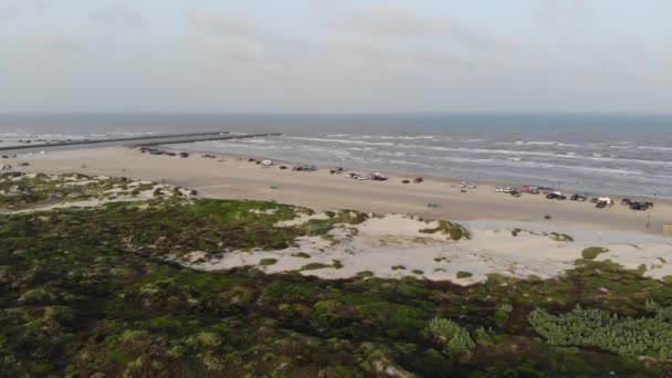 Förhöjd Statisk Utsikt Över Gräset Sanddynerna Bryggan Och Havet Lätt — Stockvideo