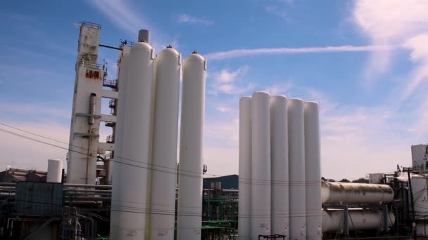 Průmyslová Sila Spolu Modrou Zataženou Oblohou Uprostřed Dne Chemická Továrna — Stock video