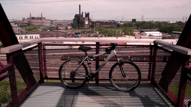 Una Bicicleta Sienta Dormida Largo Del Borde Puente Con Industria — Vídeo de stock